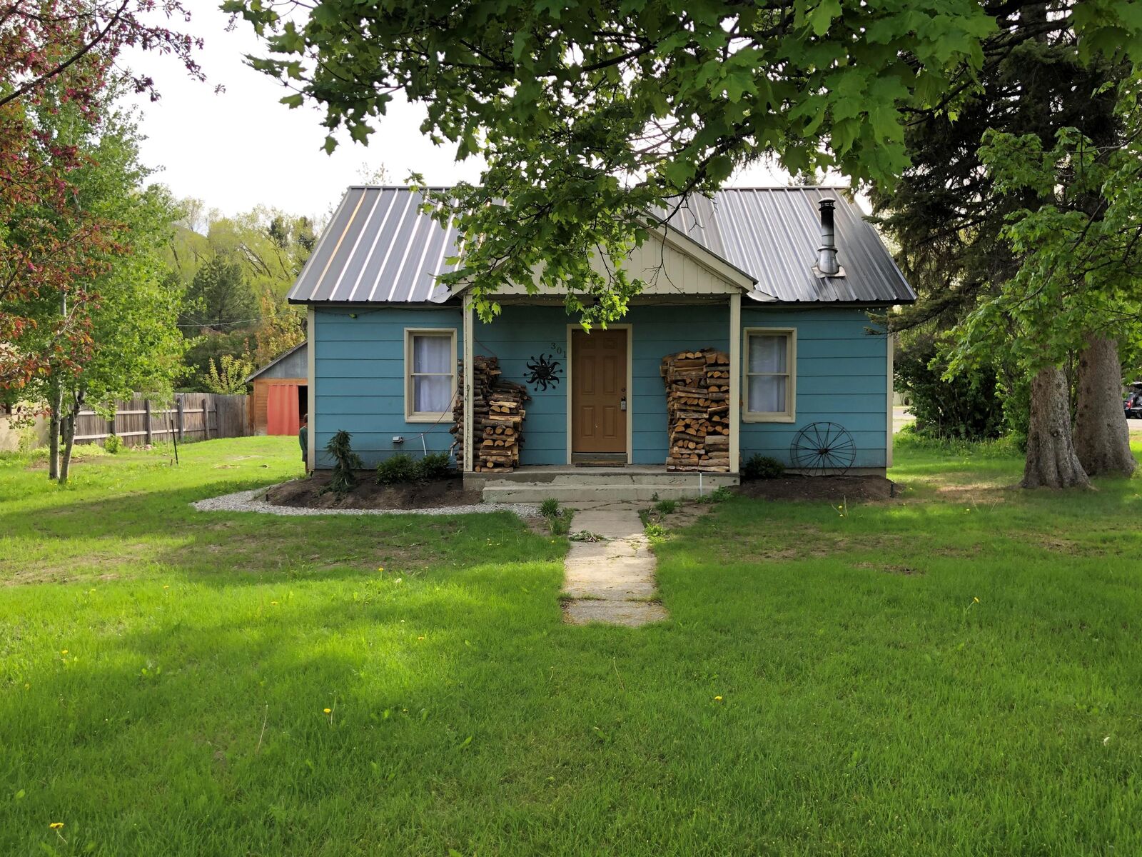 Property Photo:  301 S 4th Ave  ID 83333 