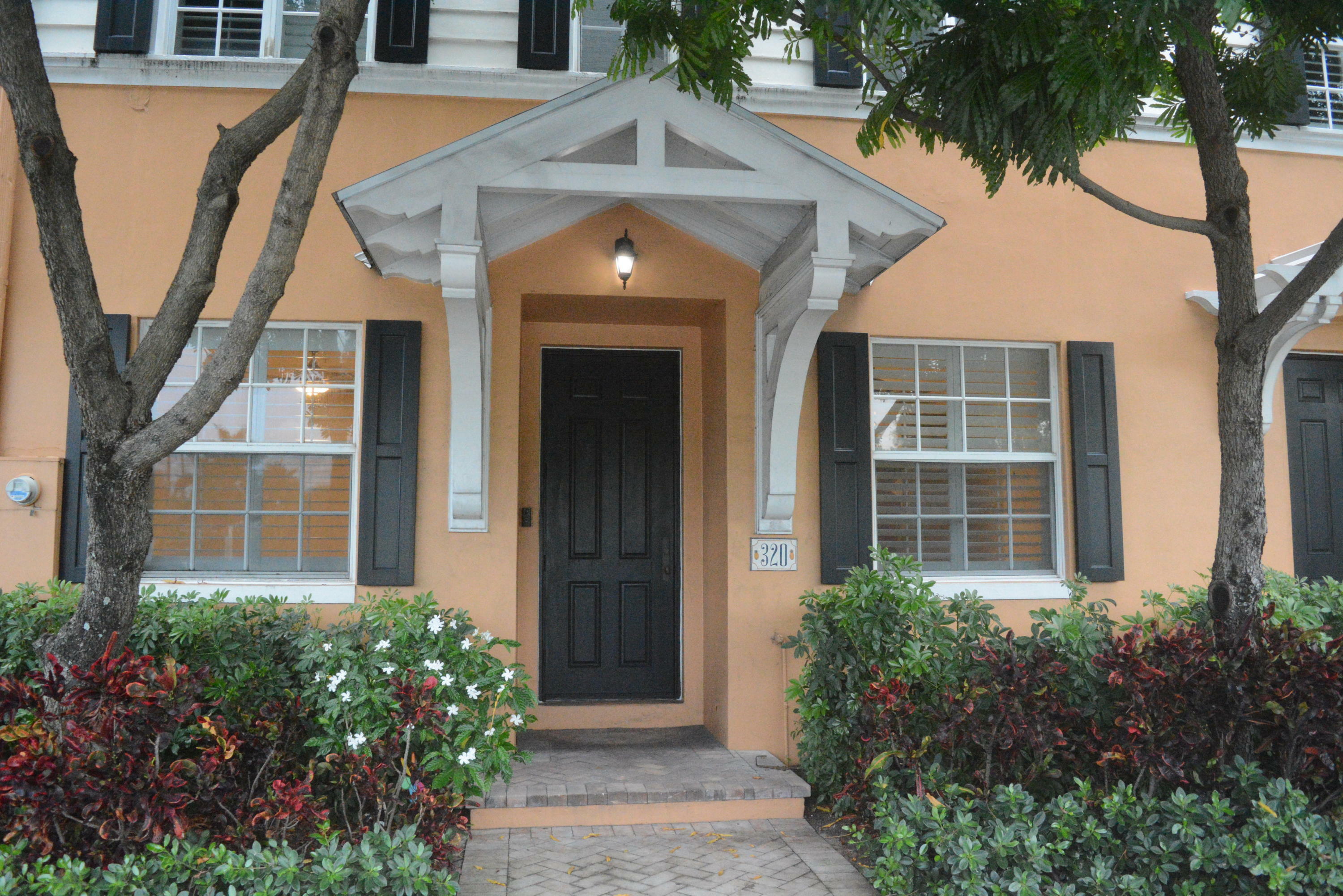 Property Photo:  320 W Mallory Circle 320  FL 33483 