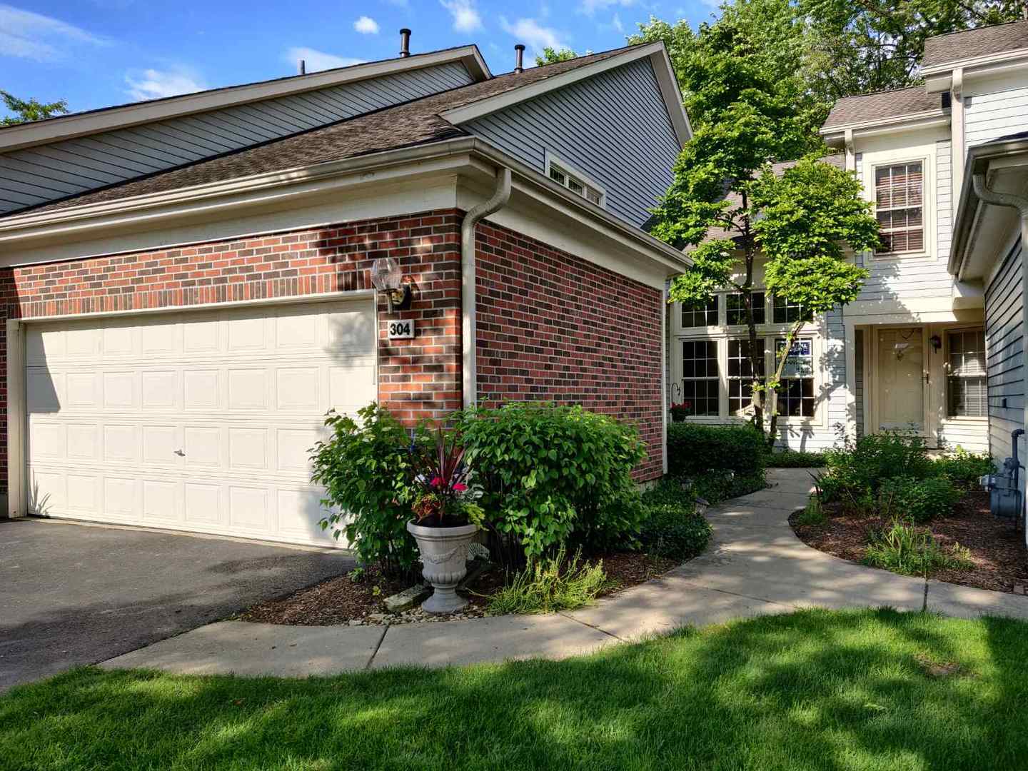 Property Photo:  304 Spring Creek Circle  IL 60173 