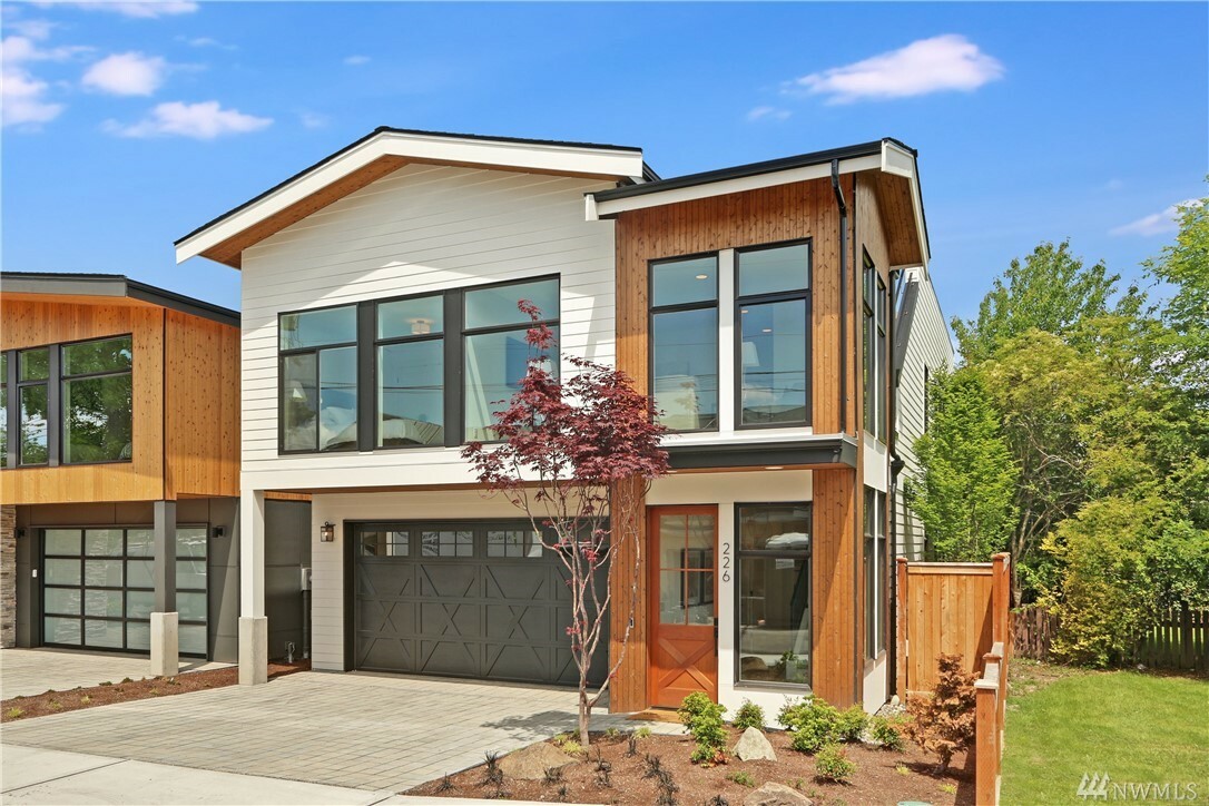 Property Photo:  226 3rd Ave S  WA 98033 