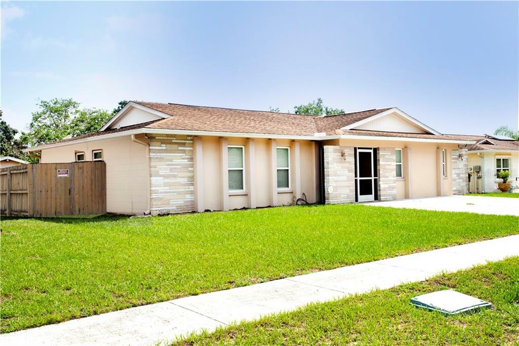 Property Photo: 2218 Valleybrook Avenue FL 33594