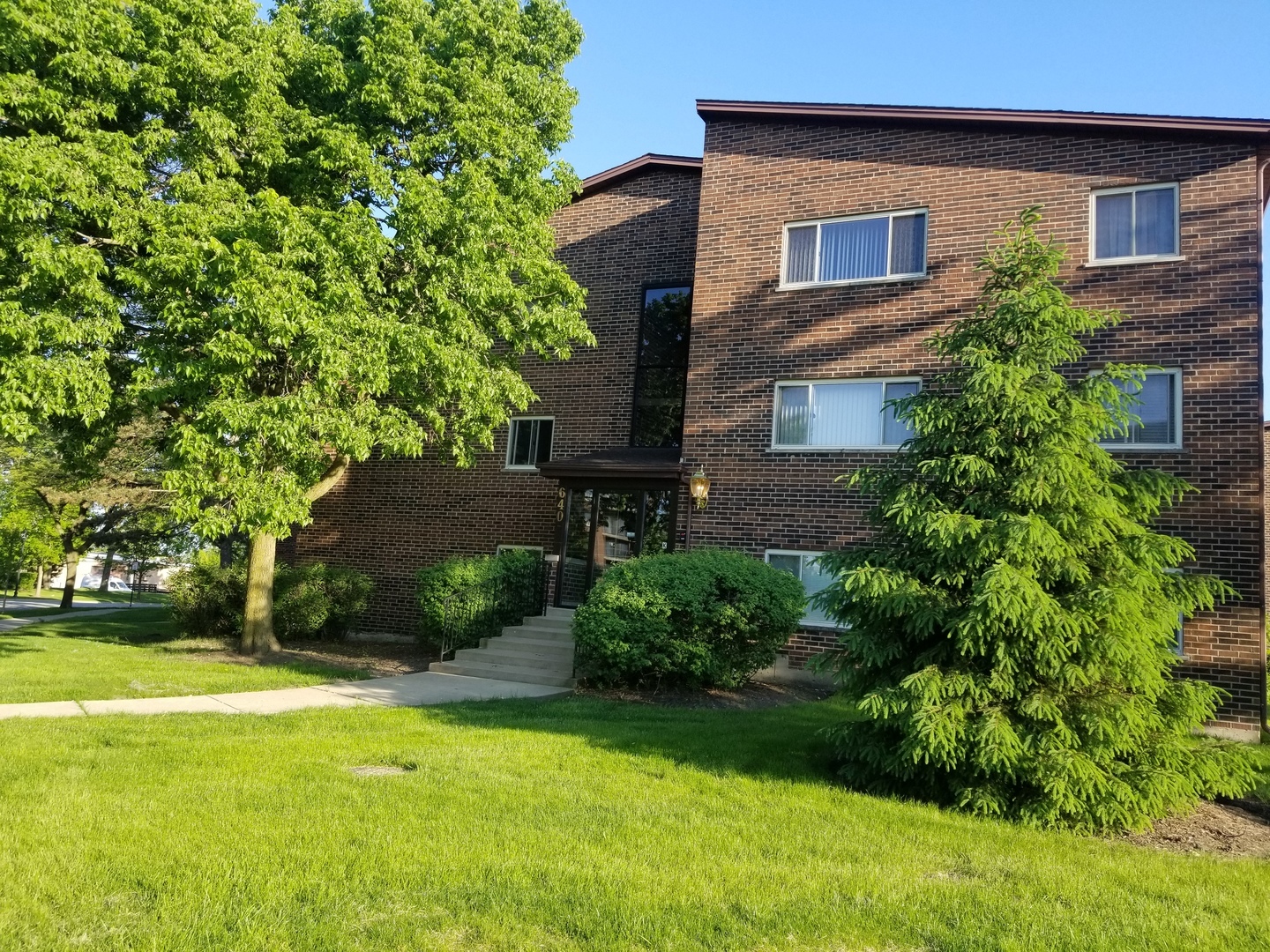 Property Photo: 640 Perrie Drive 302 IL 60007