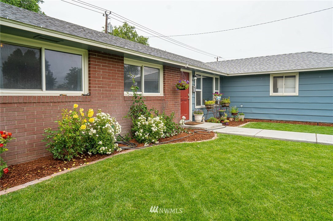 Property Photo:  442 Sharon Avenue E  WA 98837 