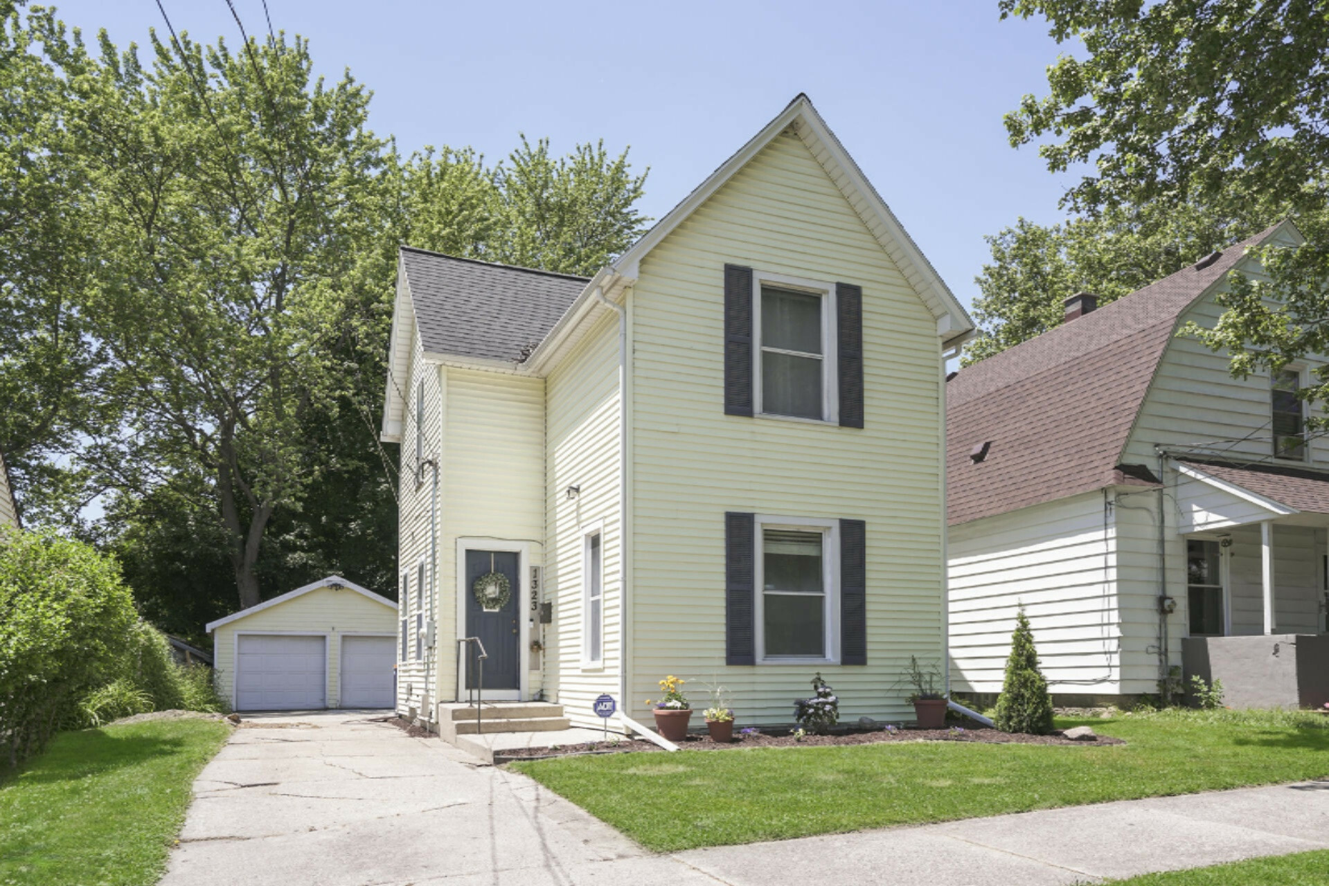 1323 Ashland Avenue NE  Grand Rapids MI 49505 photo