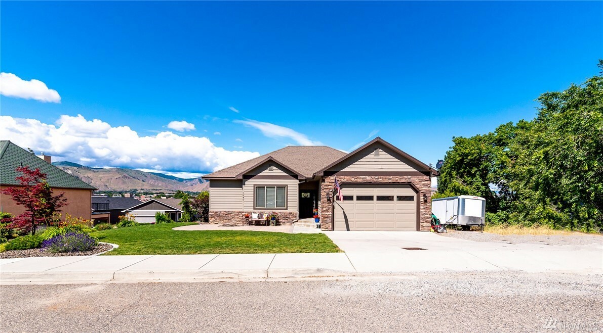 Property Photo: 1541 N Anne Ave WA 98802