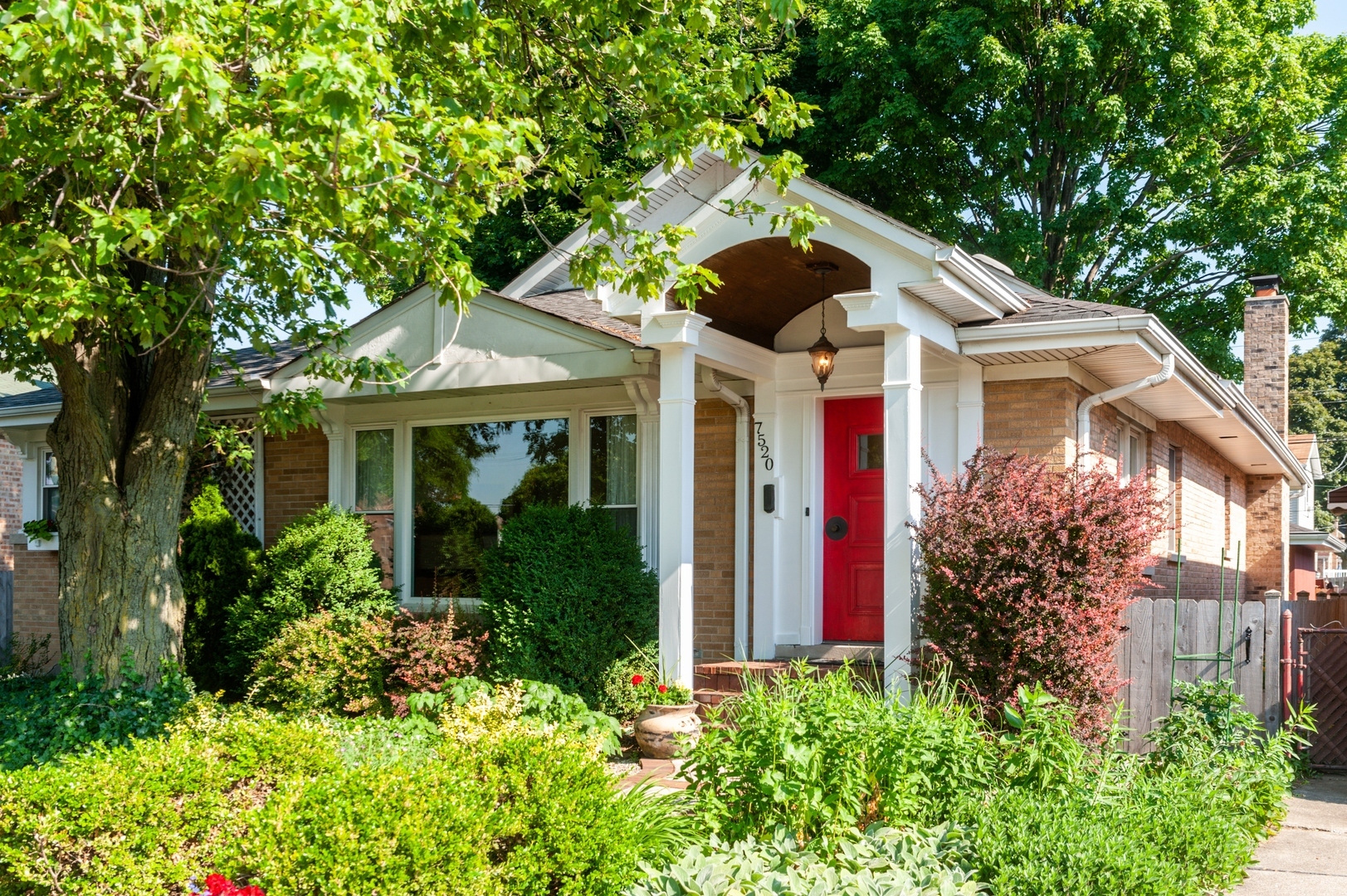 Property Photo: 7520 West Foster Avenue IL 60656