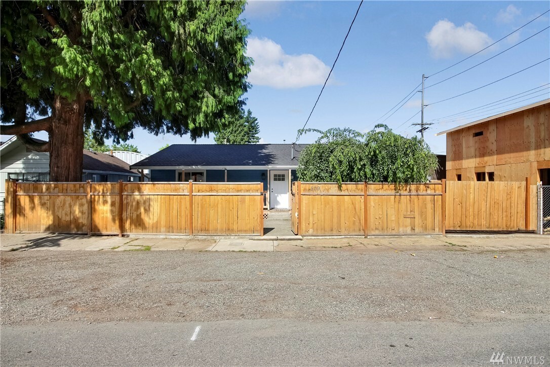 Property Photo:  509 Bridges Ave S  WA 98032 