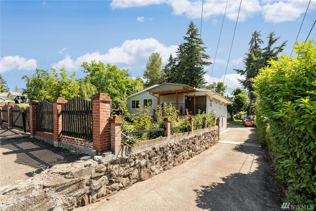 Property Photo: 13930 6th Ave SW WA 98166