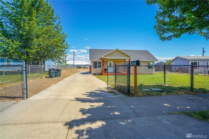 Property Photo:  1467 W Sunset Drive  WA 98837 