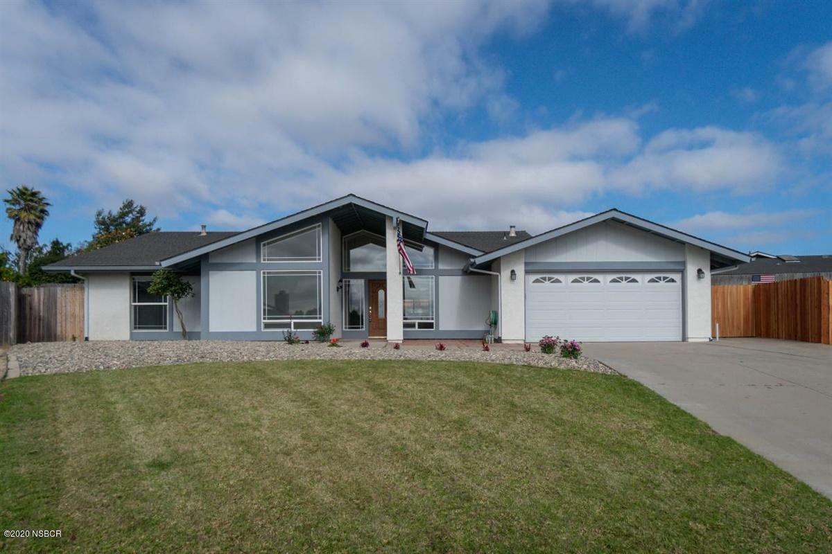 Property Photo: 1548 Zircon Court CA 93455