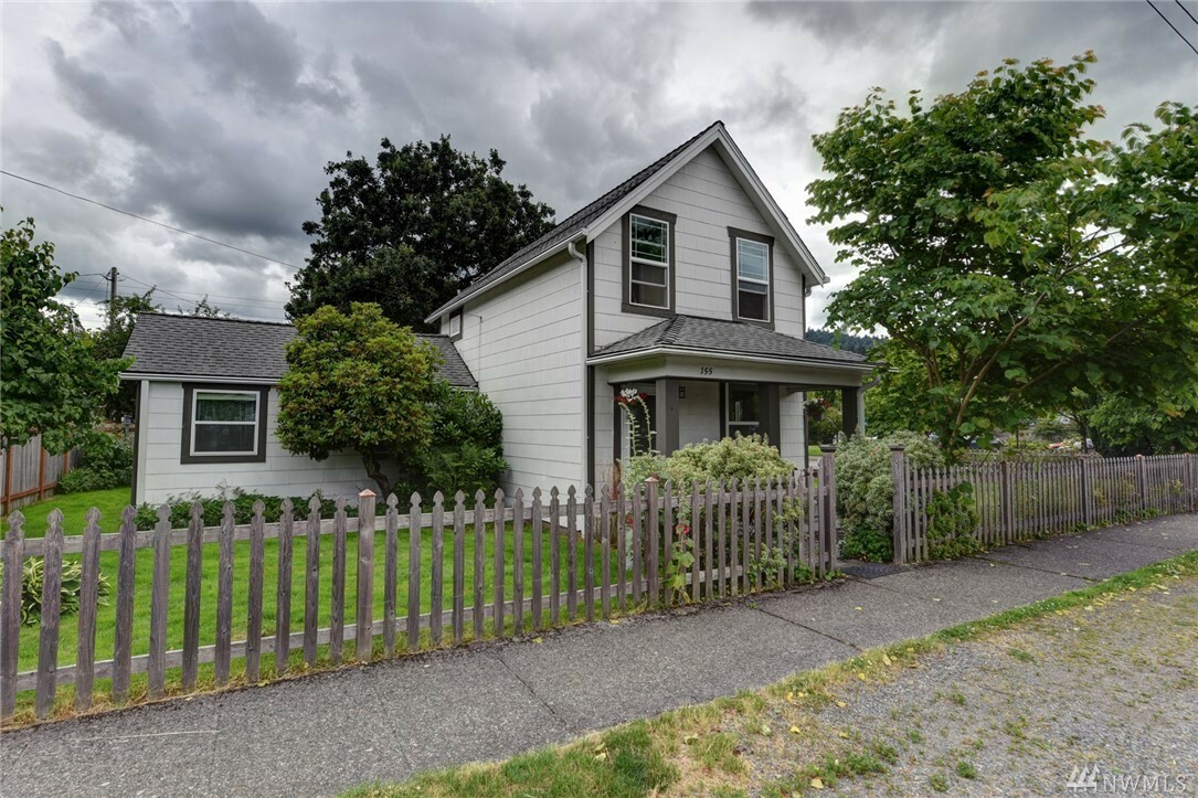 Property Photo:  155 SE Andrews St  WA 98027 