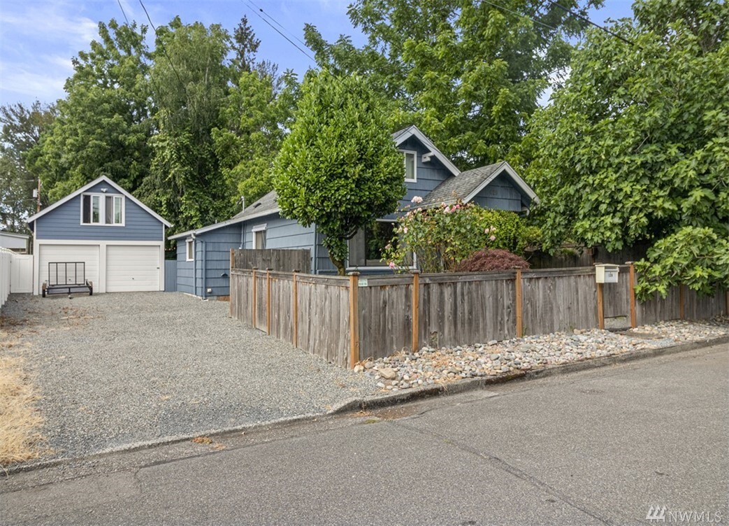 Property Photo: 429 8th Ave NE WA 98372