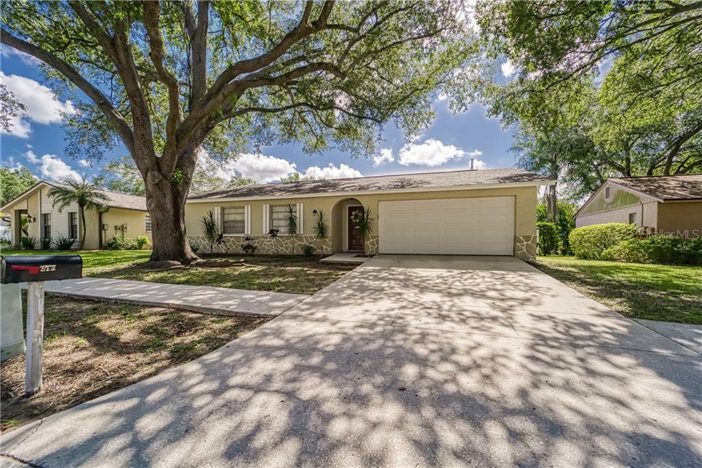 Property Photo:  813 Regent Circle S  FL 33511 