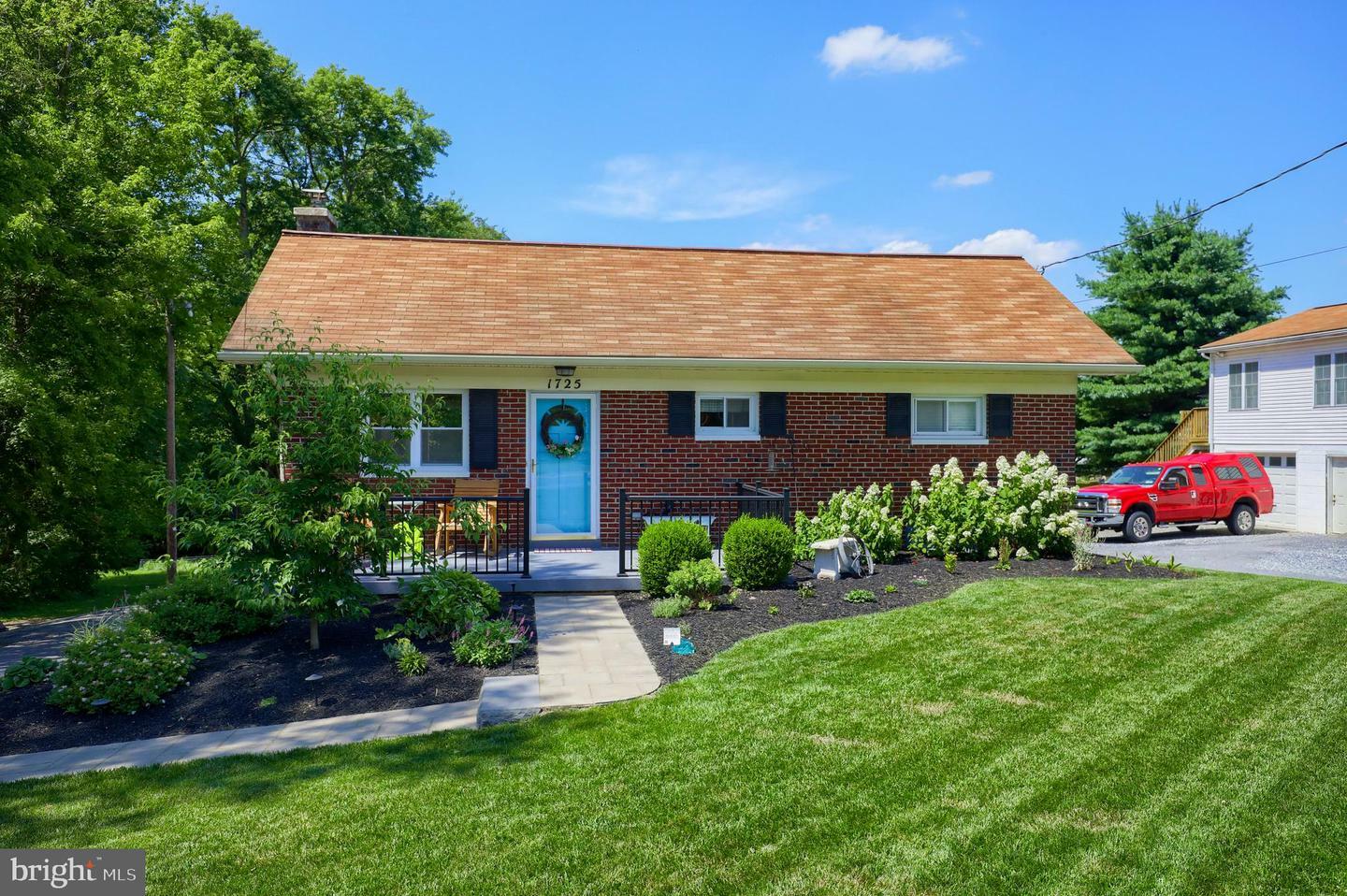 Property Photo:  1725 Conard Road  PA 17602 