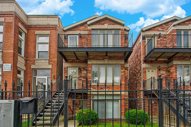 Property Photo:  2433 West Polk Street  IL 60612 