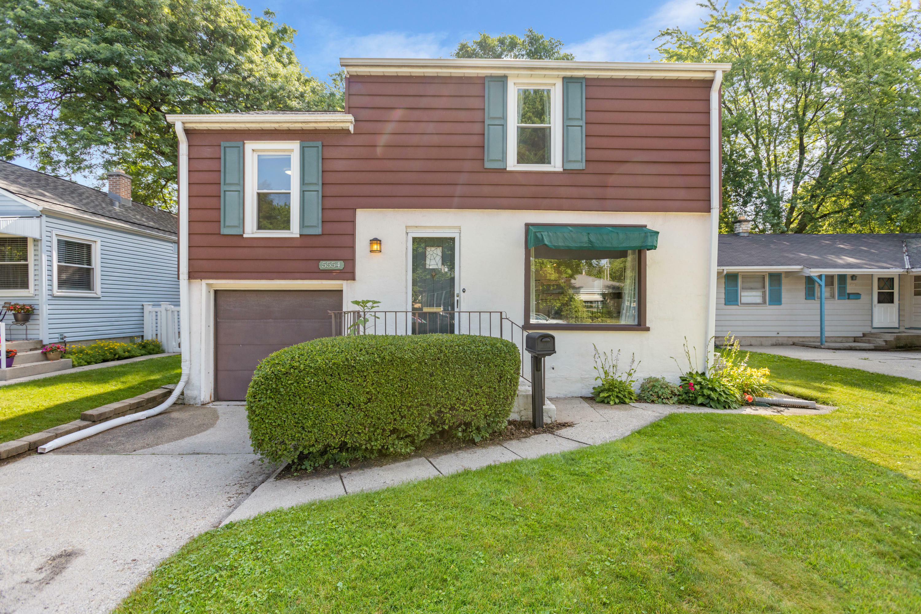 Property Photo: 5554 N Mohawk Ave WI 53217