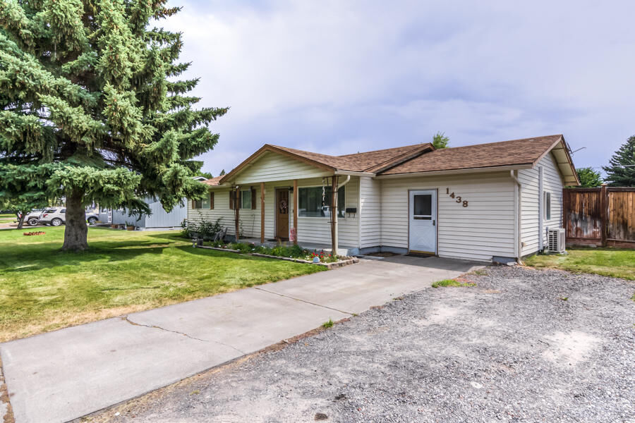 Property Photo:  1438 NW 9th Street  OR 97756 