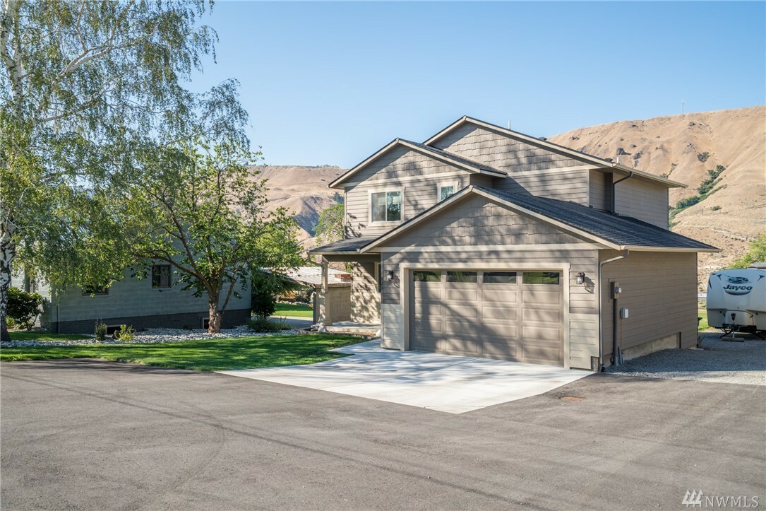 Property Photo: 820 Highline Dr WA 98802