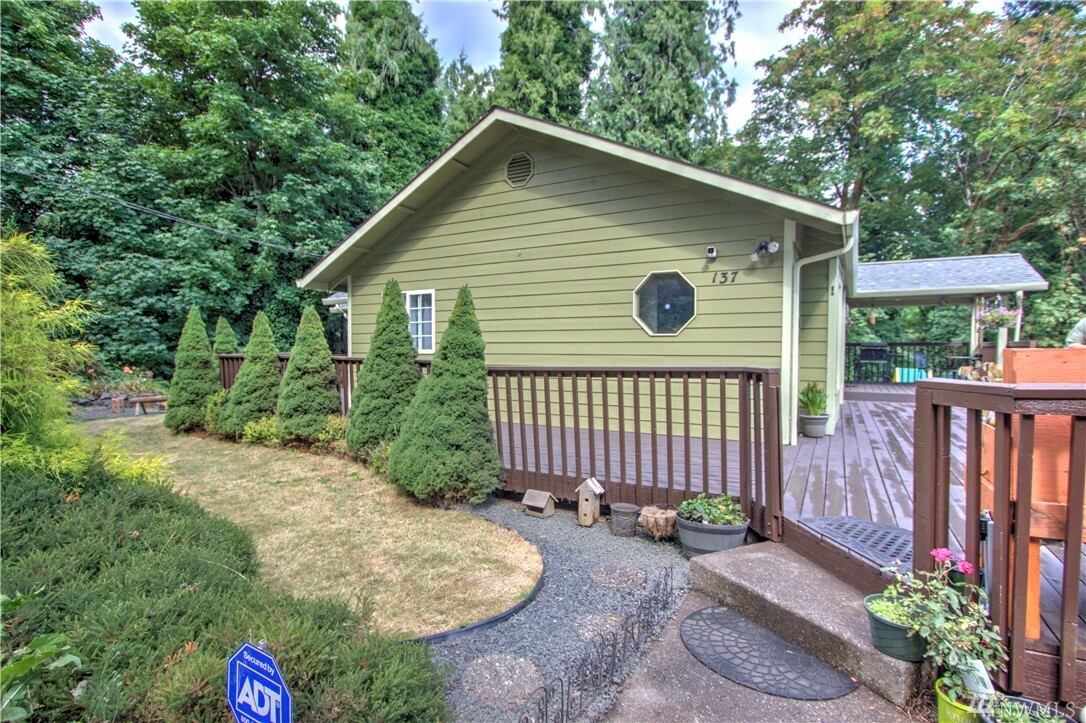 Property Photo:  137 W Delaware St  WA 98584 