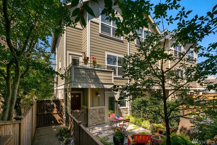 Property Photo: 6533 42nd Avenue SW D WA 98136