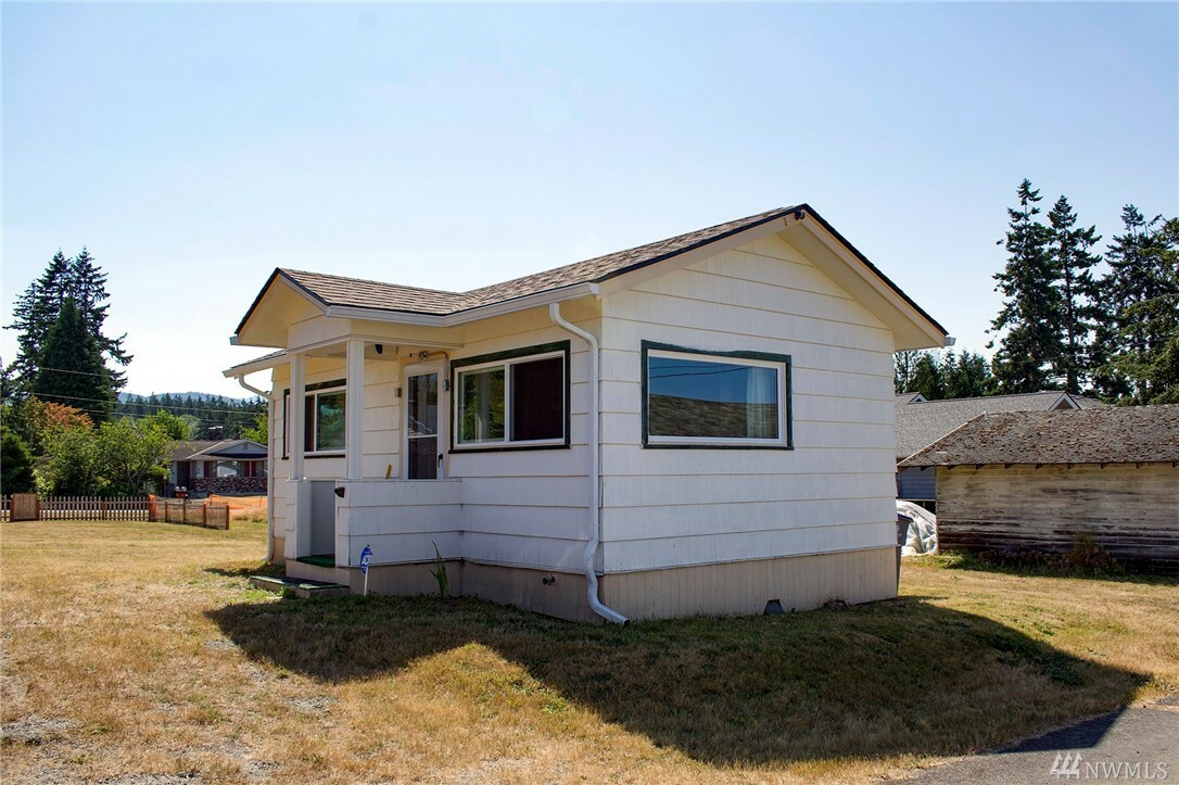 Property Photo:  1311 W 10th  WA 98363 