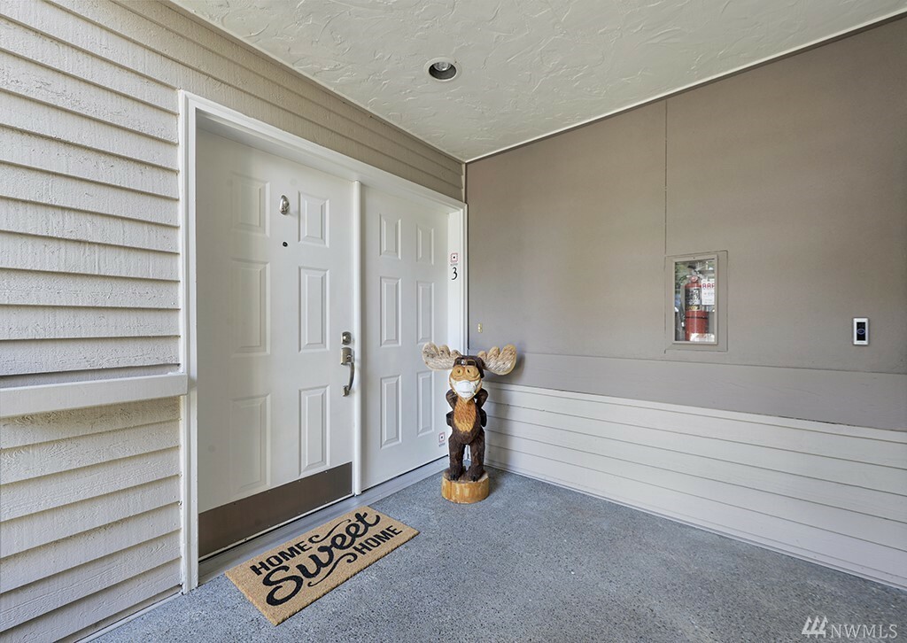 Property Photo: 10834 NE 68th St B-3 WA 98033
