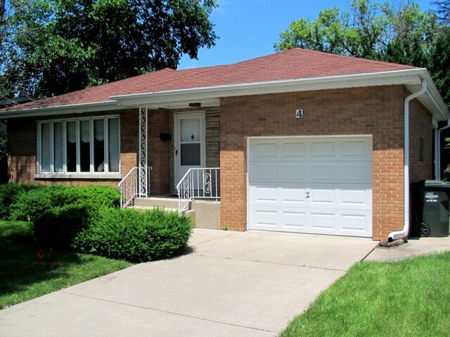 Property Photo:  4 East Touhy Avenue  IL 60068