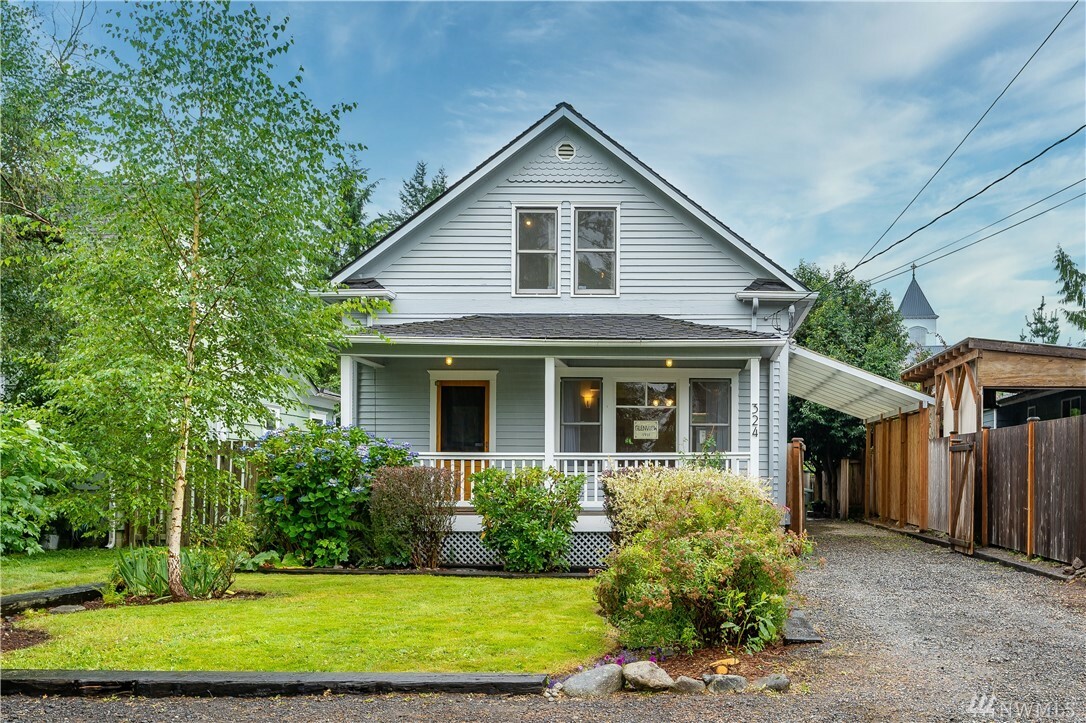 Property Photo: 324 Glen Ave WA 98290