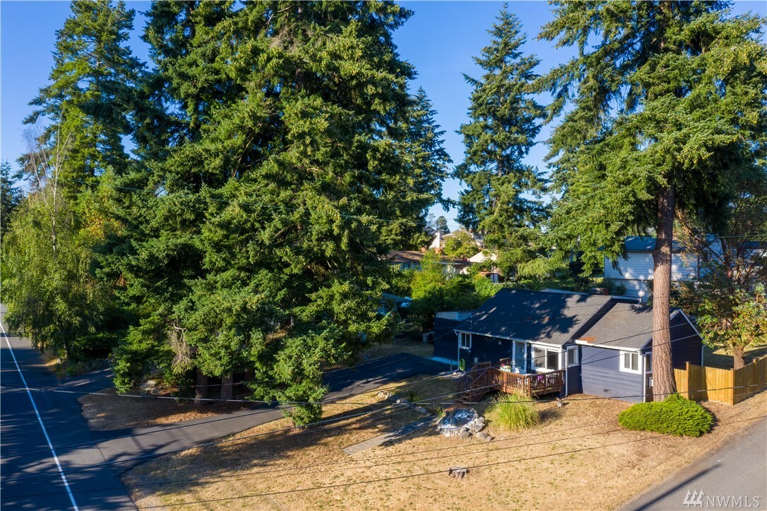 Property Photo:  16604 Wallingford Ave N  WA 98133 