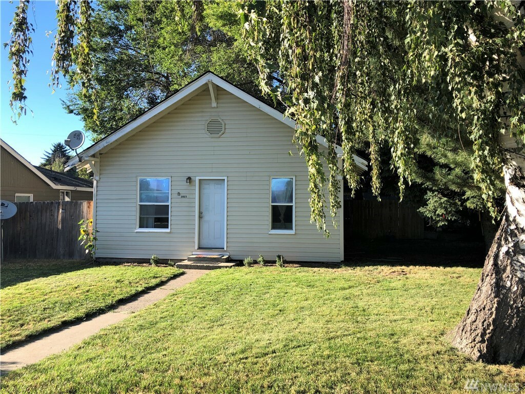 Property Photo:  1015 E Capitol Ave  WA 98926 