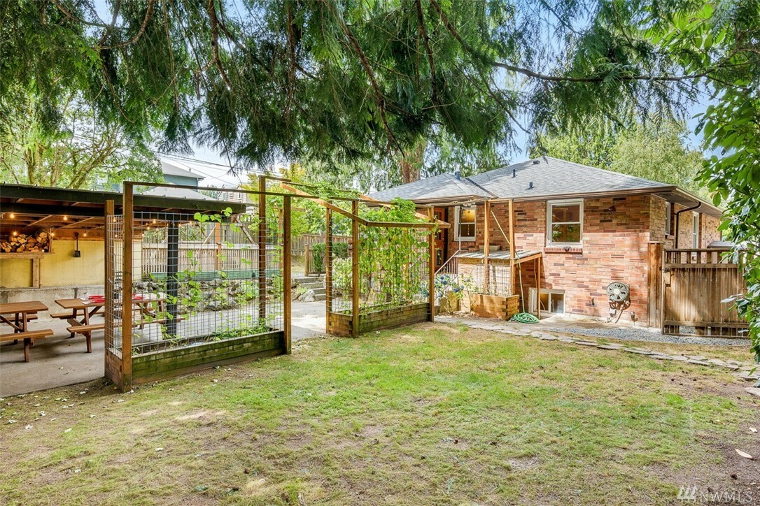 Property Photo: 2501 NE 94th St WA 98115