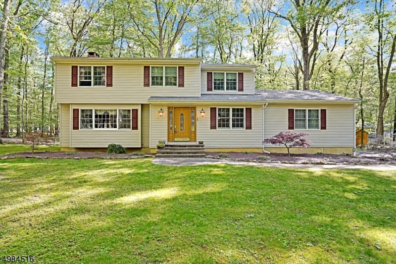 Property Photo:  6 Shadetree Pl  NJ 07853 