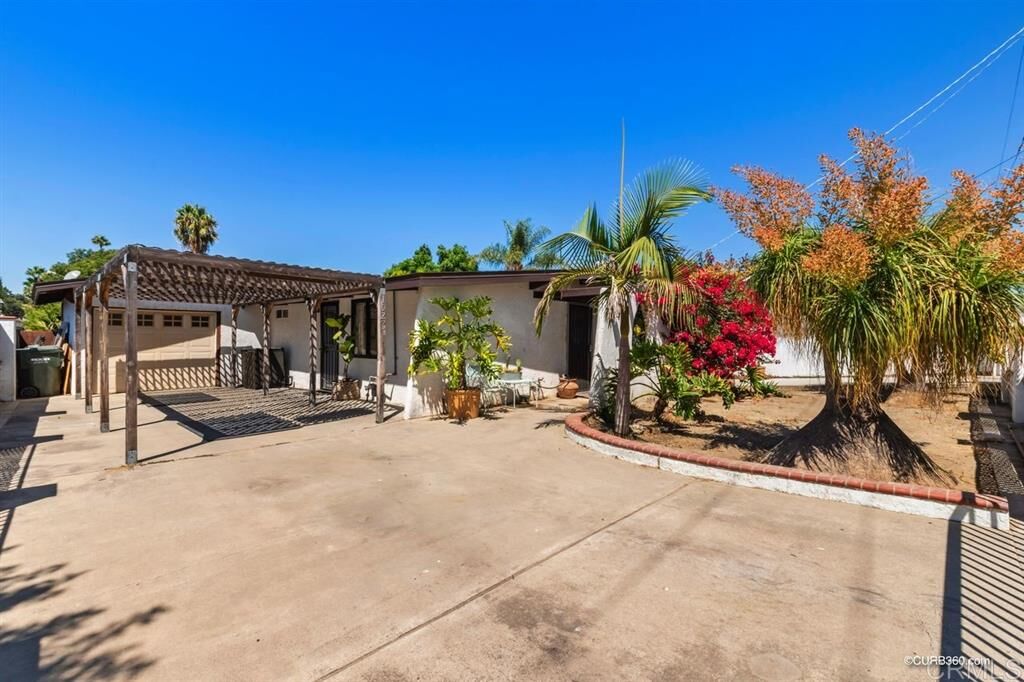 Property Photo: 1622 Manor Dr CA 92084