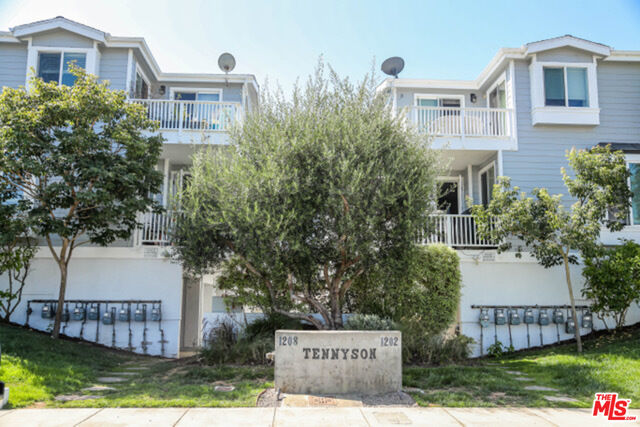 Property Photo:  1202 Tennyson St 8  CA 90266 