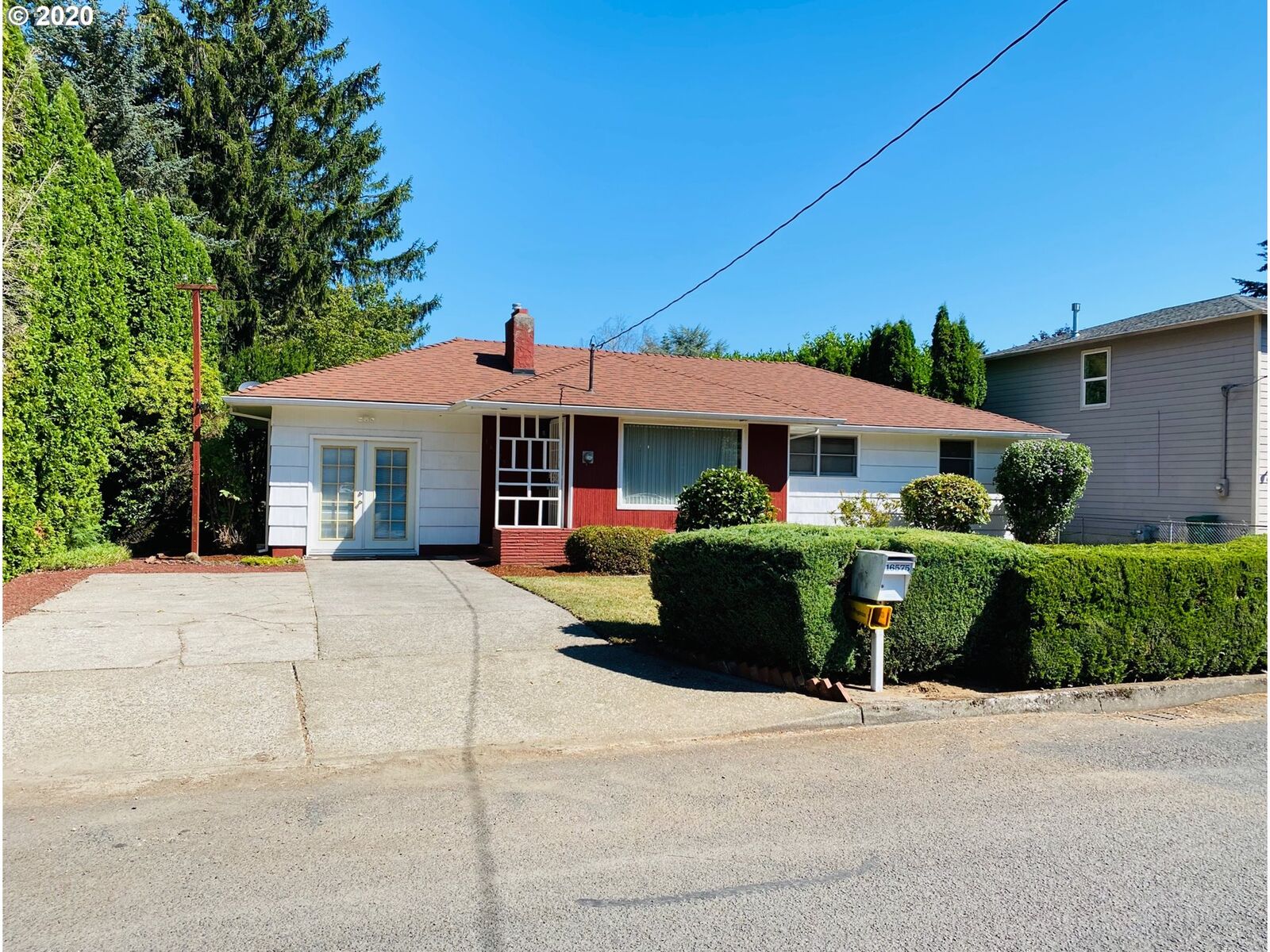 Property Photo:  16575 SE Stephens St  OR 97233