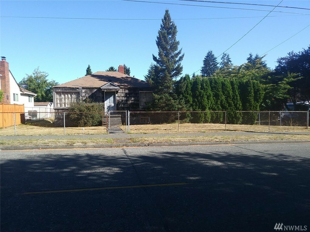 Property Photo:  4802 SW Charlestown St  WA 98116 
