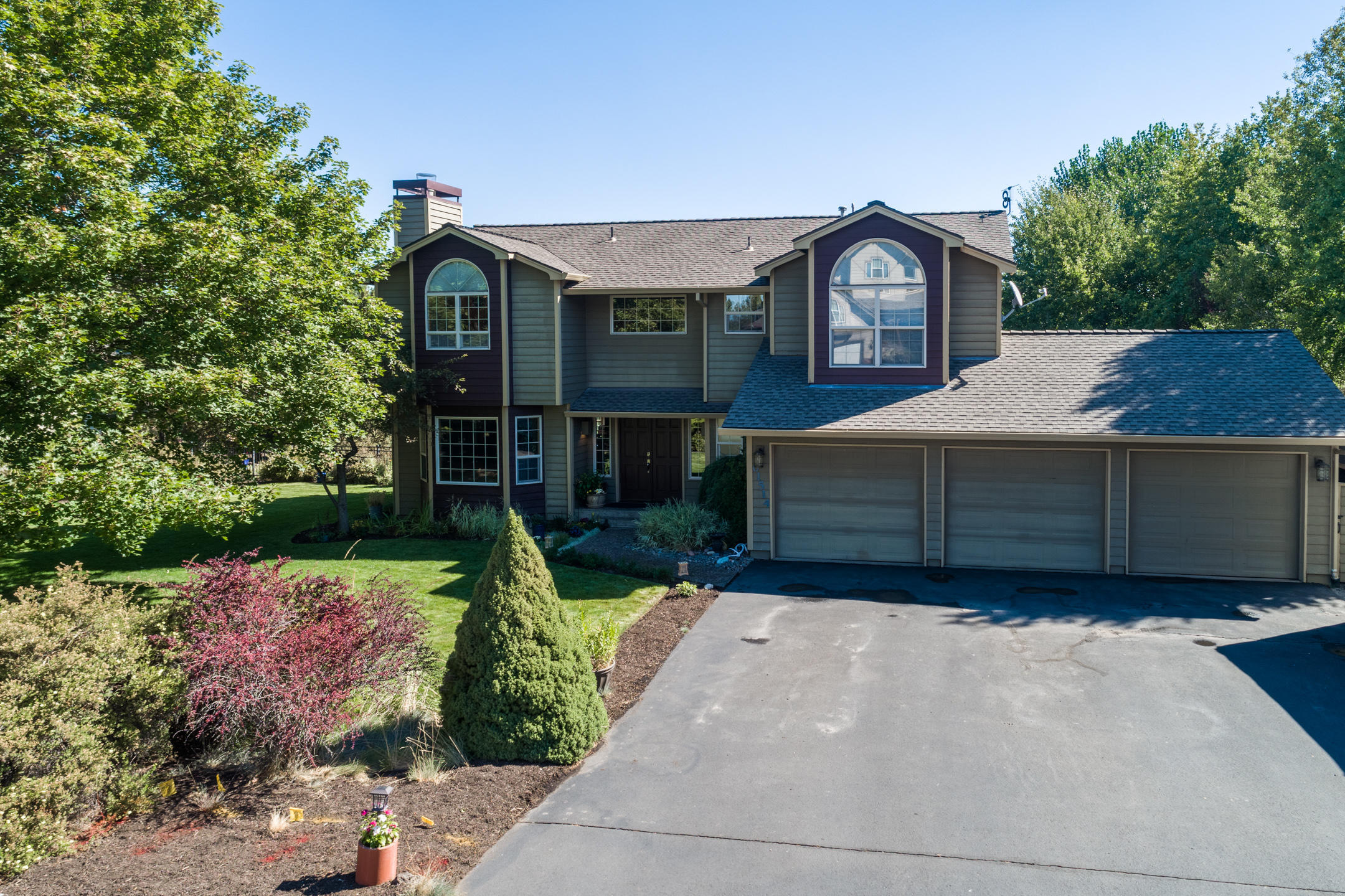 Property Photo: 61514 SE Hill Ridge Road OR 97702