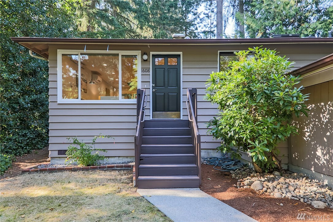 Property Photo:  1608 NE 199 Ct  WA 98155 