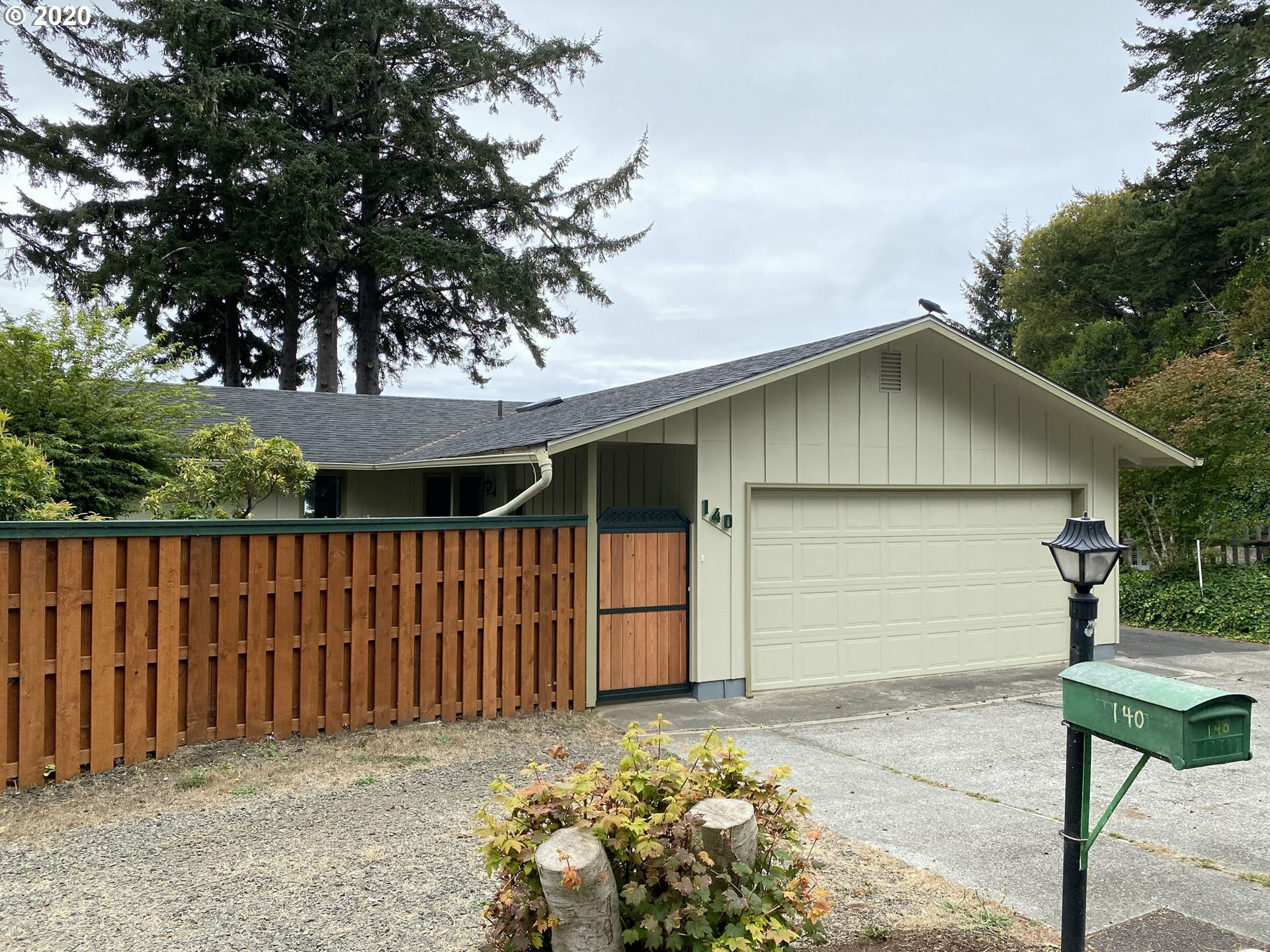 Property Photo: 140 Rhododendron Dr OR 97439