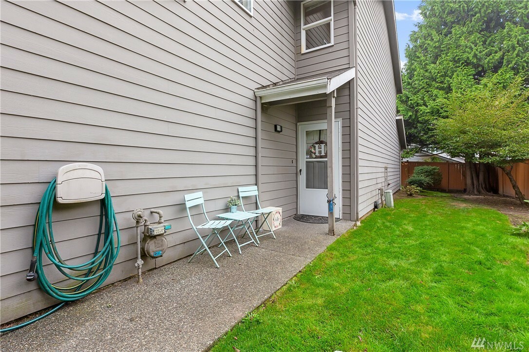 Property Photo:  321 SE Orchard Dr 9  WA 98045 