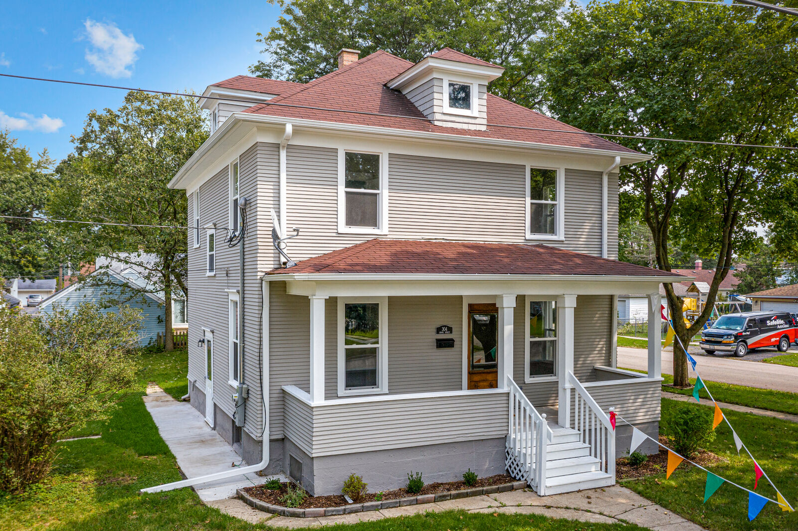 Property Photo: 304 North Grove Street IL 60110