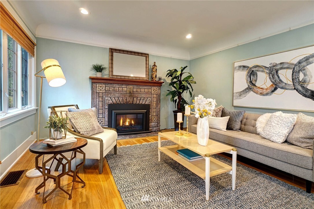 Property Photo: 3032 Walnut Avenue SW WA 98116