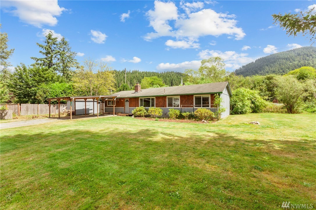 Property Photo:  1104 SE Lewis Lane  WA 98027 