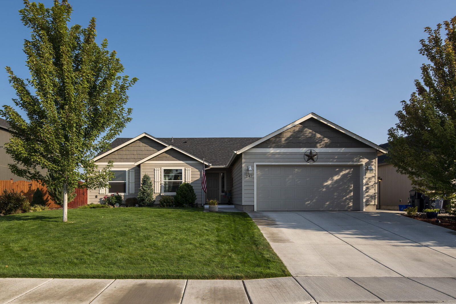 Property Photo:  747 NE Redwood Court  OR 97756 