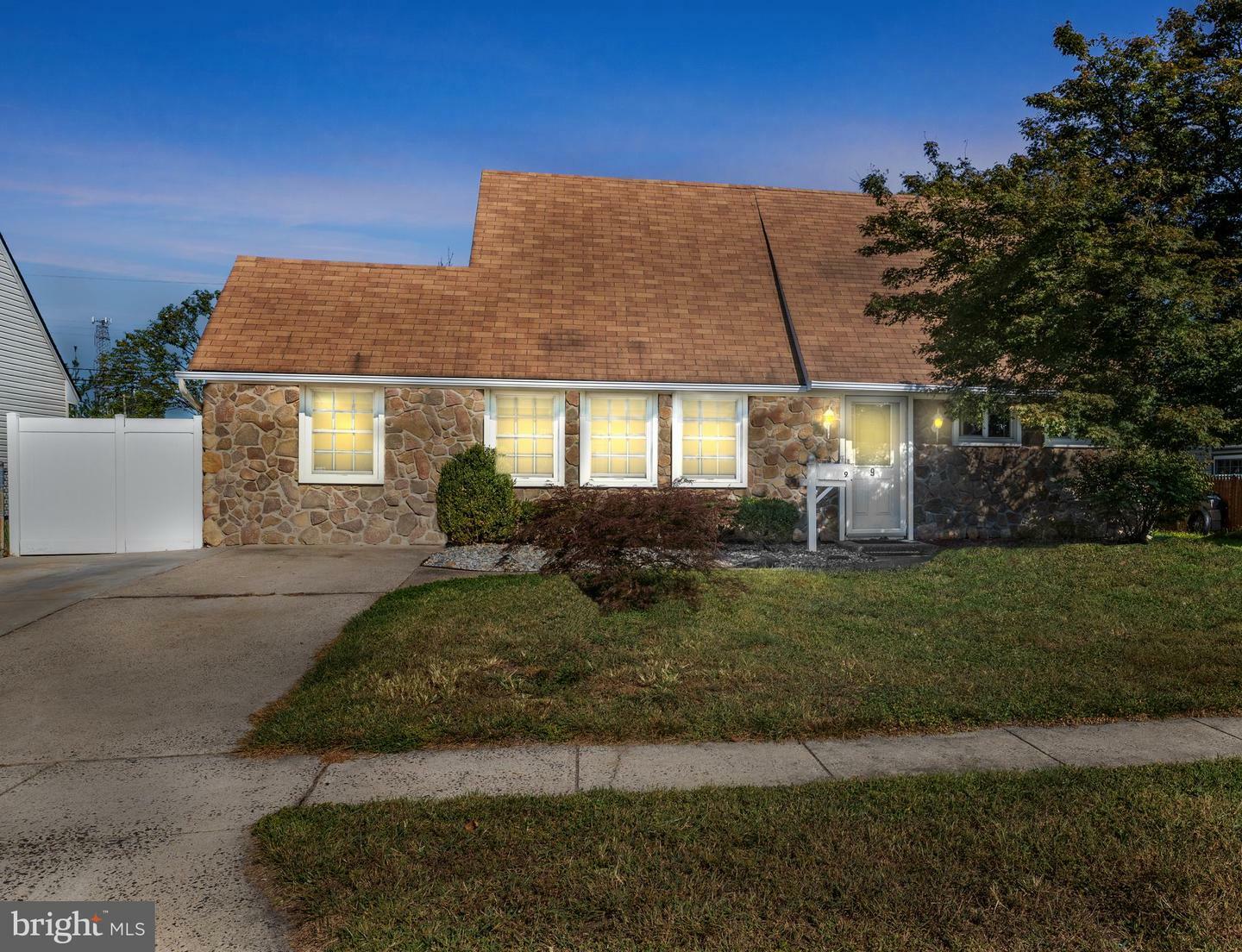 Property Photo:  9 Kenwood Dr N  PA 19055 