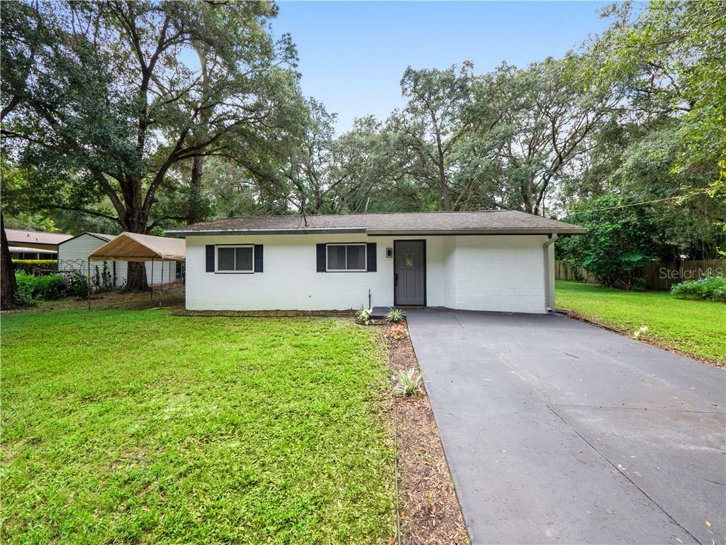 Property Photo: 1116 E Winnemissett Avenue FL 32724