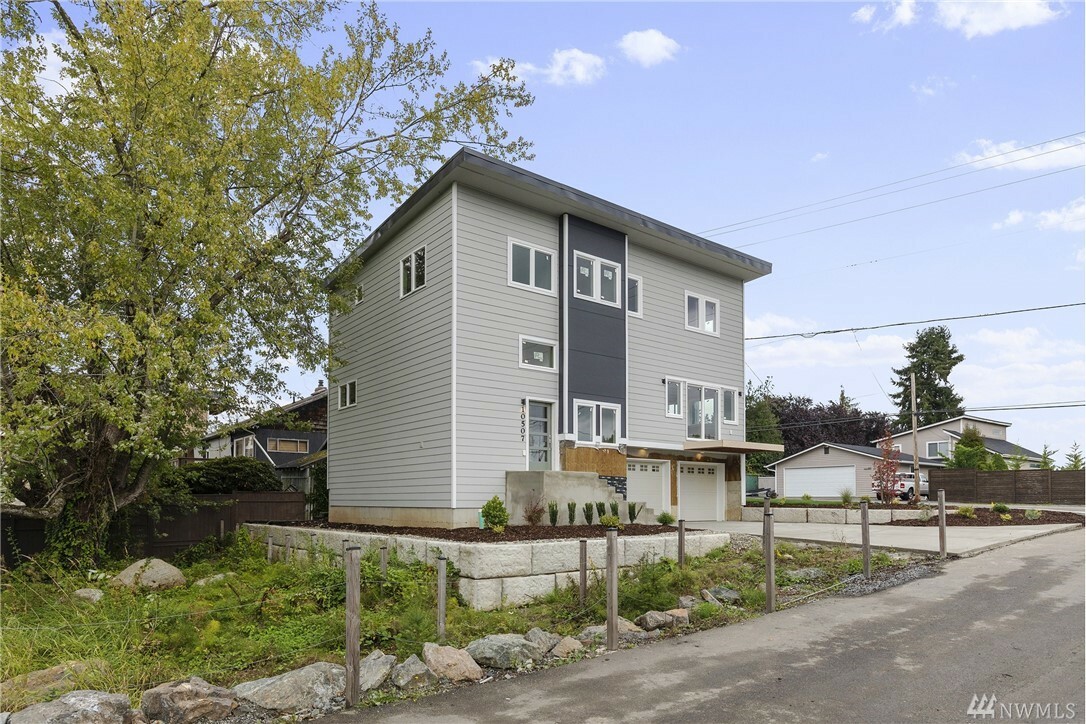 Property Photo:  10507 2nd St SE  WA 98258 