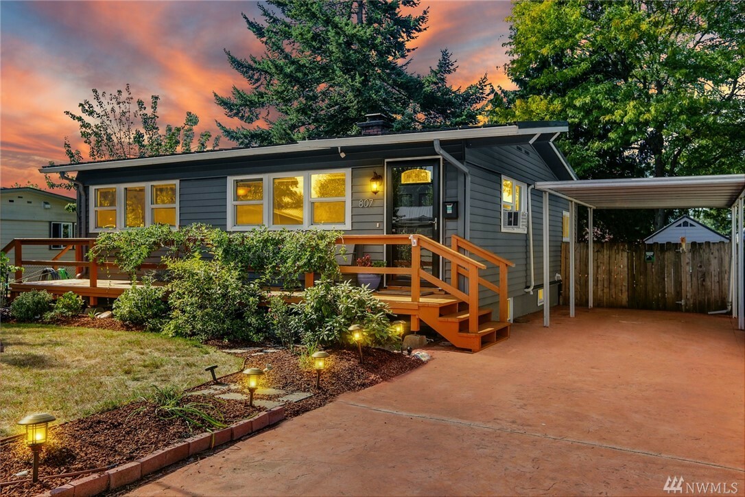 Property Photo:  807 Edmonds Ave NE  WA 98056 