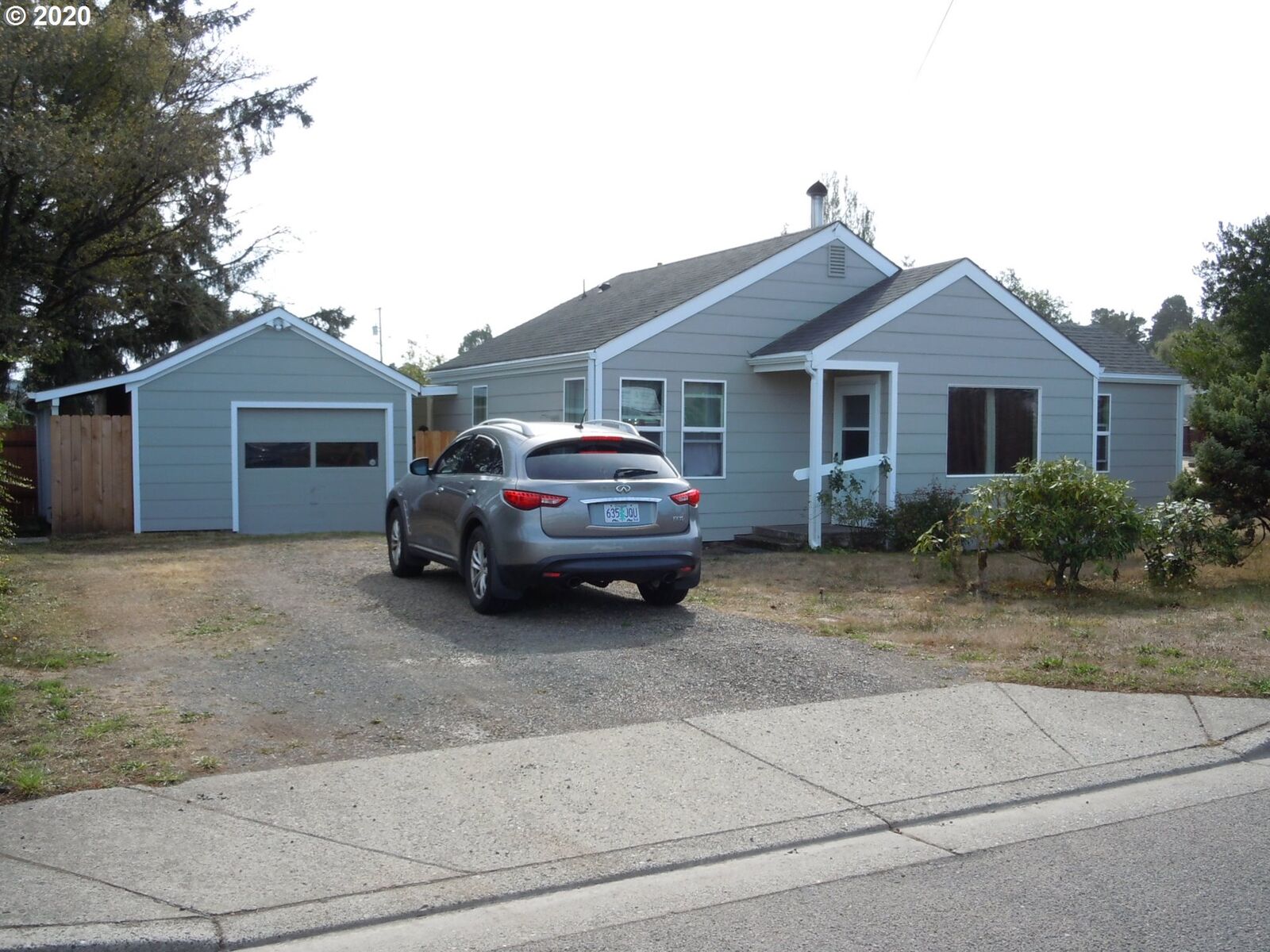 Property Photo:  1740 32nd St  OR 97439 