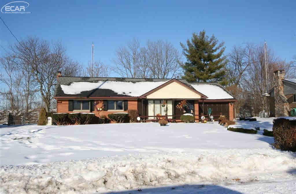 Property Photo:  2076 Kingswood Drive  MI 48507-3523 